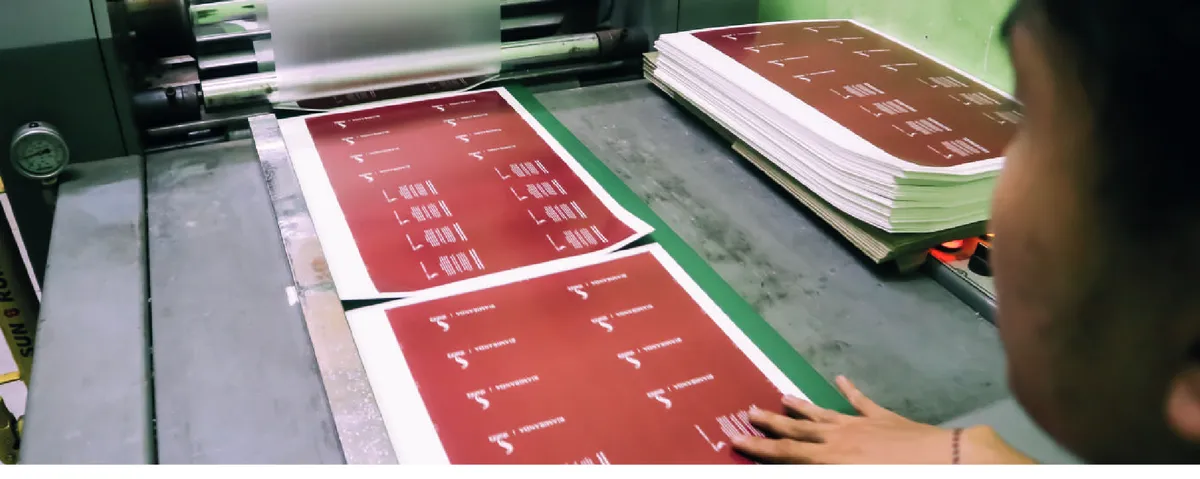 Proses laminating lembar cetak