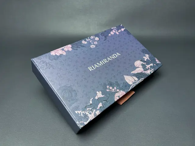 Hardbox Laci Seri Floral Navy — Riamiranda