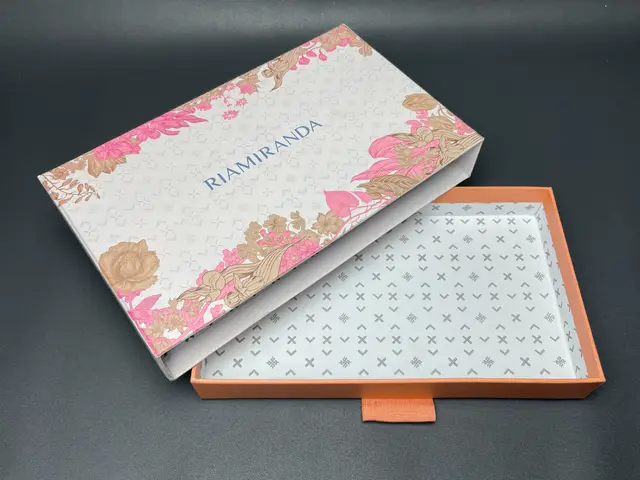 Hardbox Laci Seri Floral Putih — Riamiranda