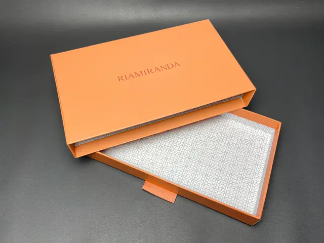 Hardbox Laci Oranye — Riamiranda