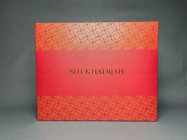 Hardbox Merah — Siti Khadijah