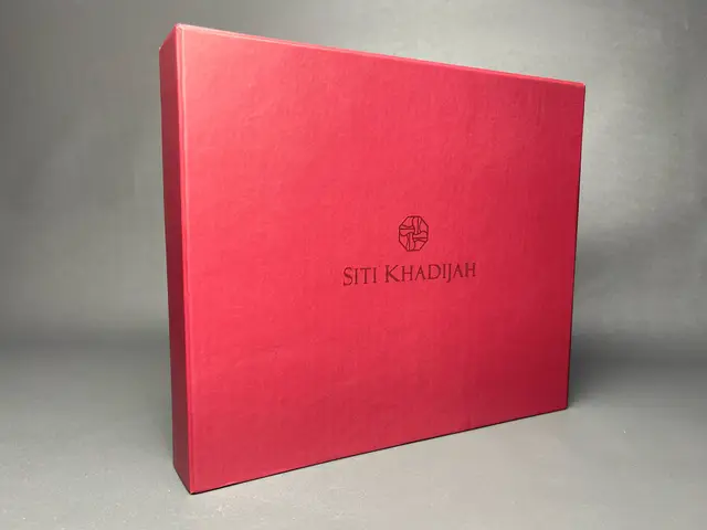 Hardbox Magenta — Siti Khadijah